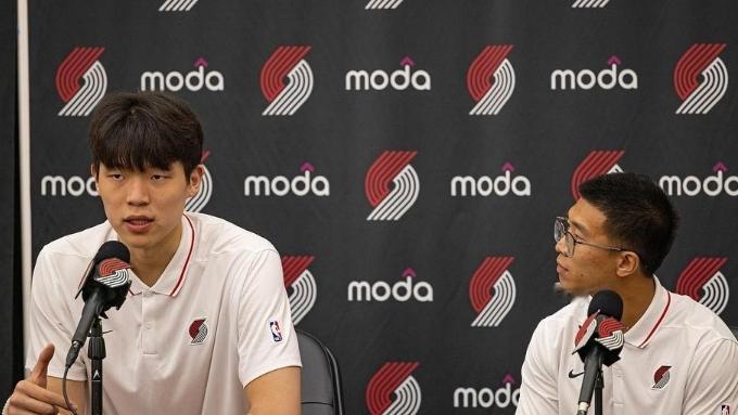 刘禹铖，这位年轻的英语翻译，却凭实力在篮球圈闯出了一片天地。原本他只是为中国球员