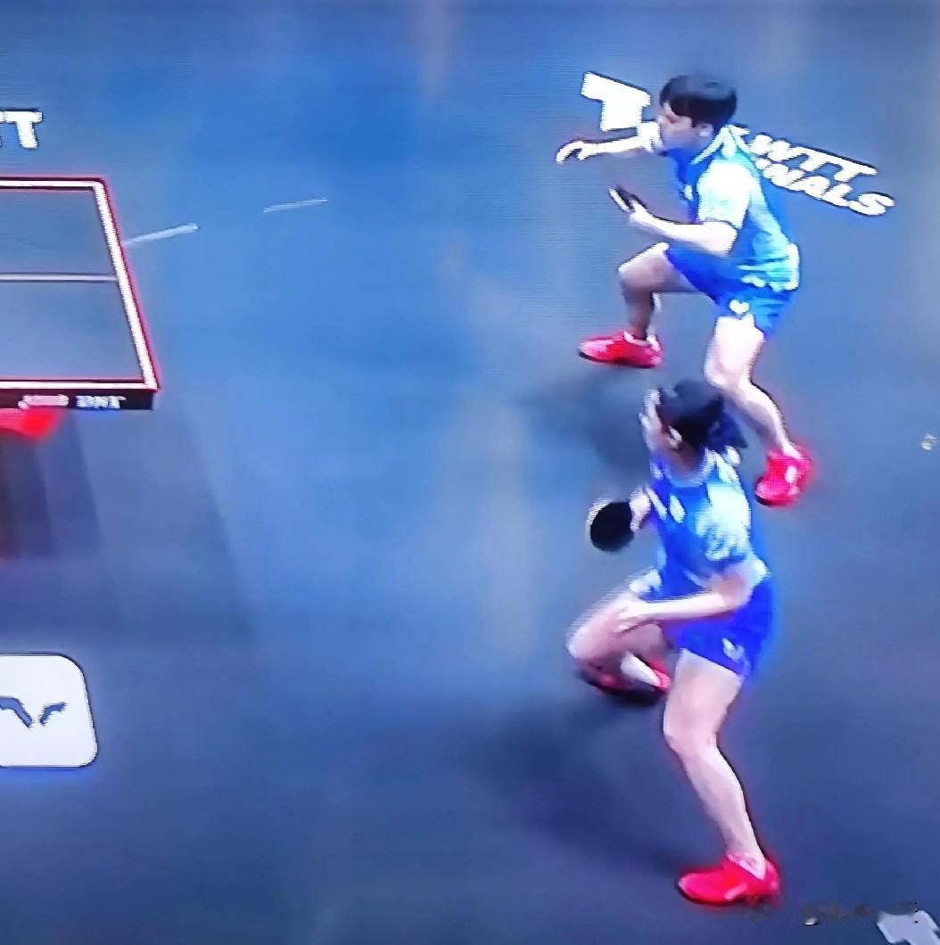 张本美和与松岛辉空配合最默契，除了莎头。这对组合连脚上的鞋都是红色同款，很亮眼