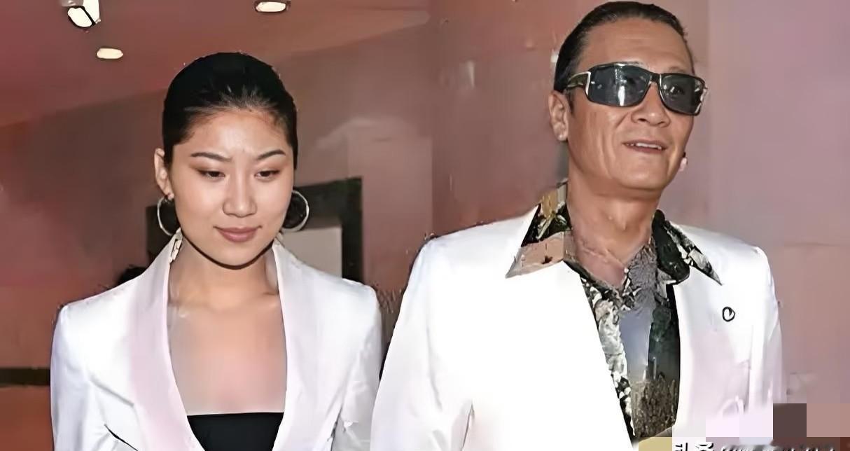 谢贤给了2000万分手费？她笑着摇头，现在住月租三千的老房子。52岁，谢贤前