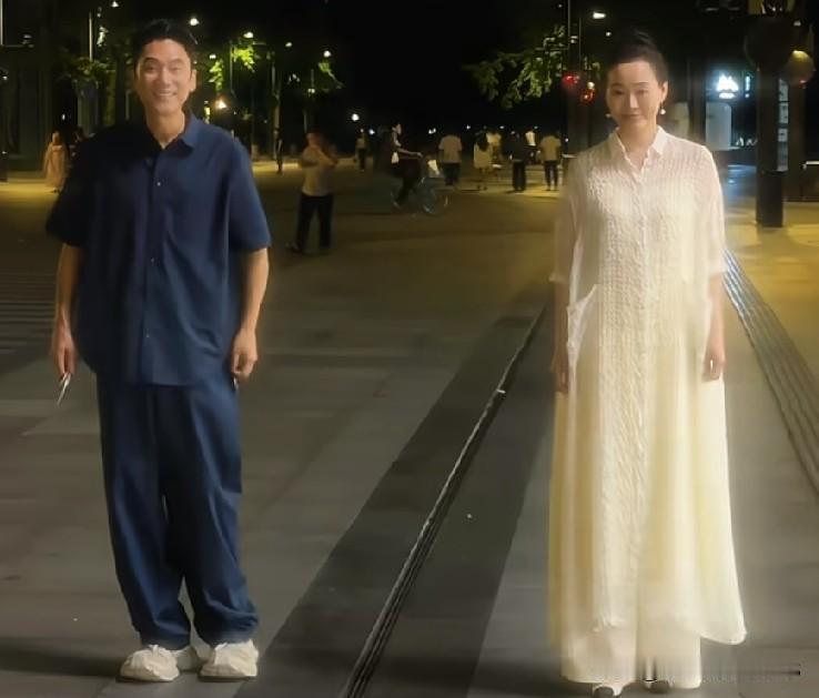 你说巧不巧？林依轮的妻子西西和咏梅还真有几分相似，不过咏梅更“野”——既热爱摇滚