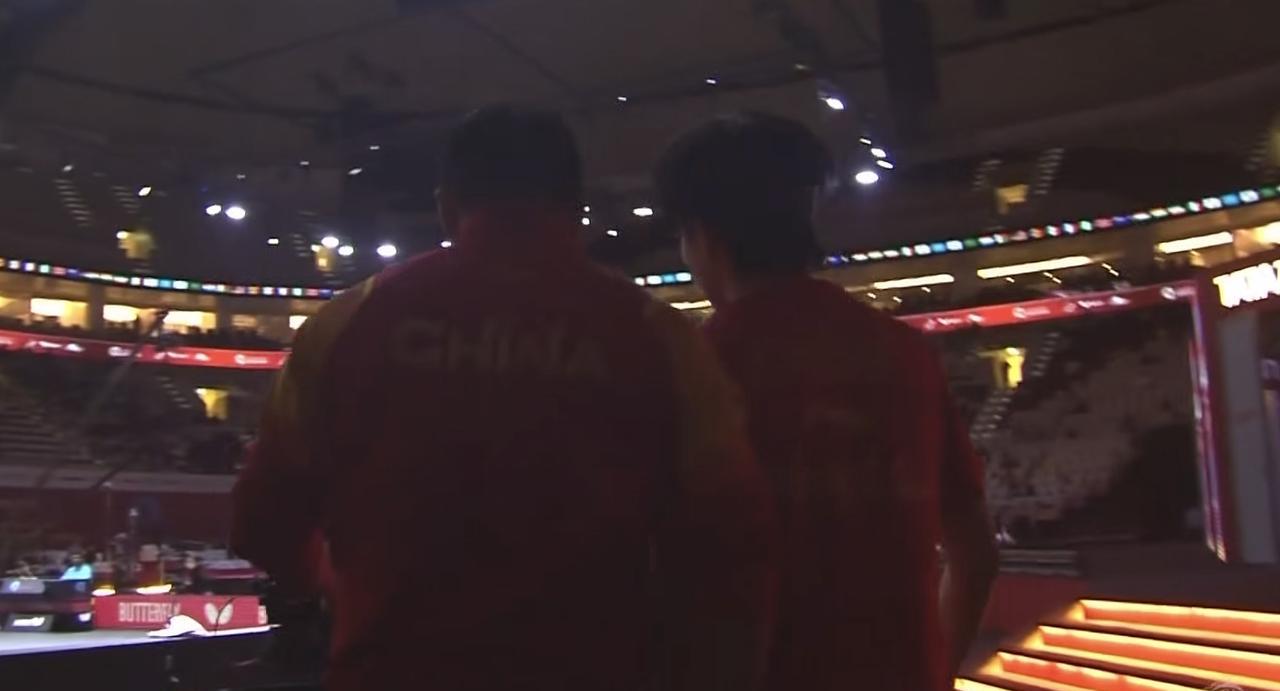 王皓指导带着王楚钦换衣服去了，能不能把状态给换回来，一上来0:2落后，形势非常严