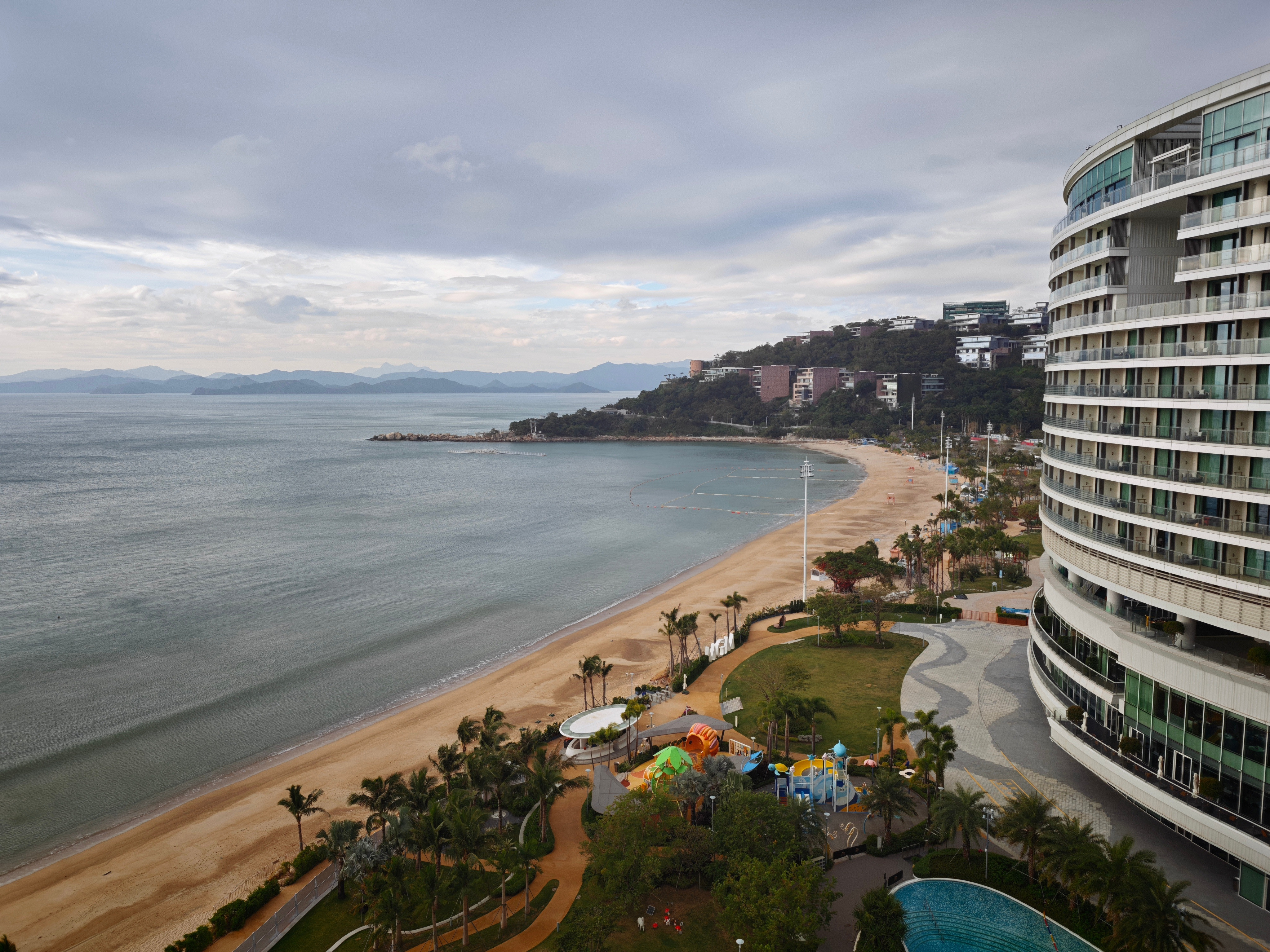 好多年没来小梅沙了，对面的山是香港的郊野公园。