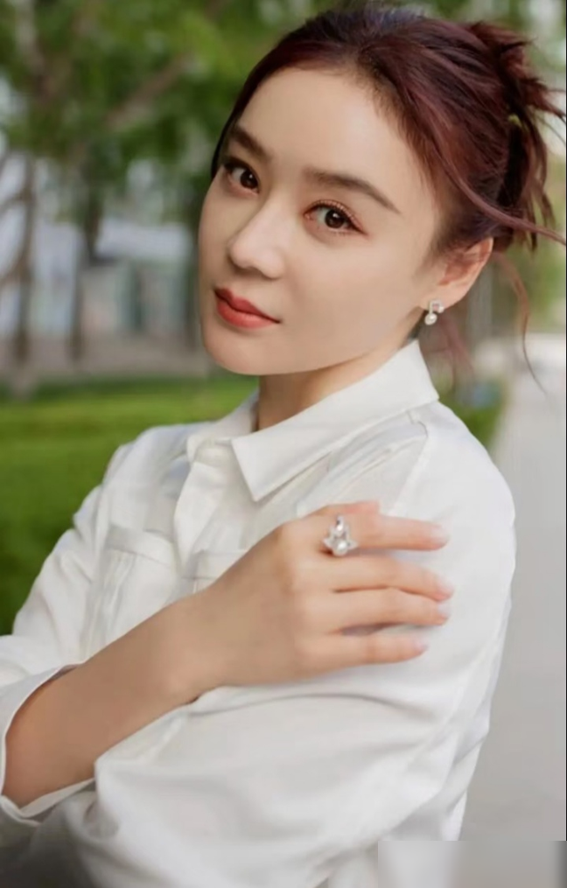 于正这次玩得真够狠，一个玉贵妃遛了半个娱乐圈。先暗示是早年爆剧女主，多年没合作，公认绝美。网友顺着合