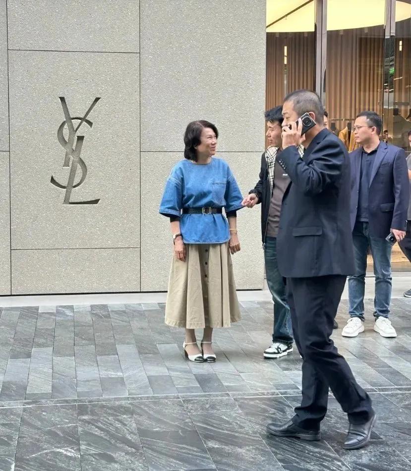 武汉偶遇董明珠，站在男人堆里蛮娇俏的有武汉网友在汉街撞见大人物啦！格力的董明珠
