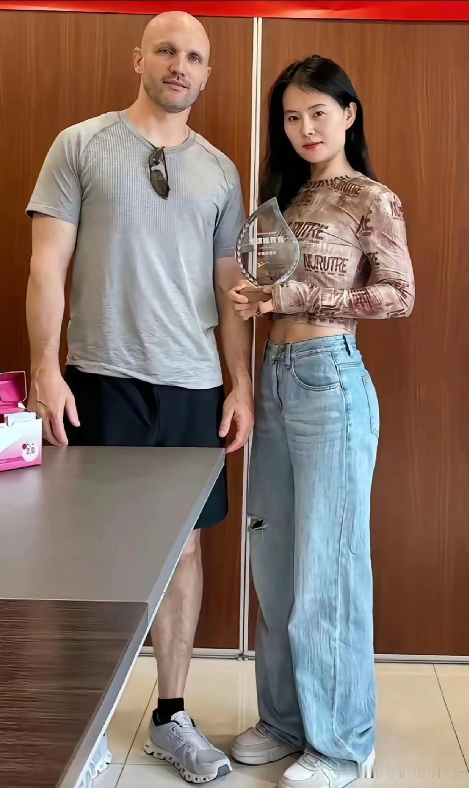 网上见过很多美好的跨国婚姻，远嫁美国的女子也曾分享过与老公的幸福生活，称自己的老