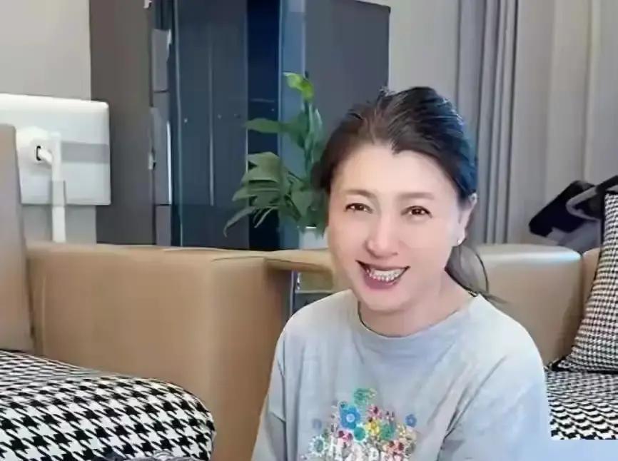 孙涛没说过闫学晶半个字。但有人剪了段假视频，配了字幕说他直播力挺闫学晶。三天后，