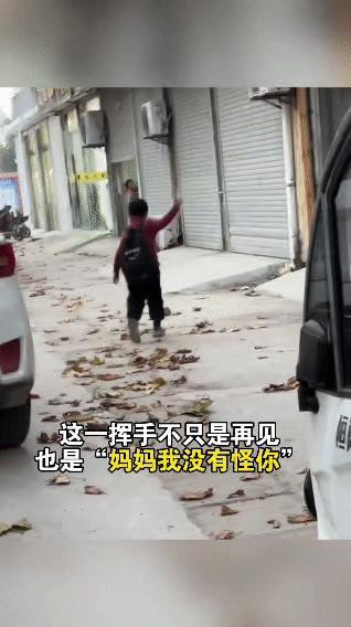 女子离婚后偶遇大儿子，他眼神躲闪，裤腿破了也没人缝补。看到女子抱着弟弟，他似是明