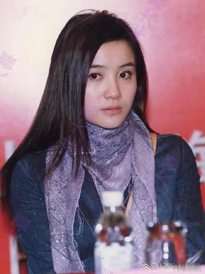 宋佳的少女时期太可爱了！那时候的她带着点青涩的婴儿肥，脸颊圆润软萌，满满的元气感
