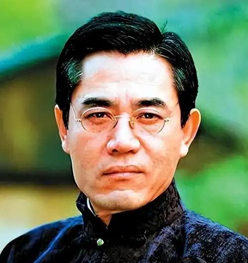 主持人曾问陈宝国：“你拍戏那么赚钱，能不能借我点钱花。”而陈宝国的话却引得全场