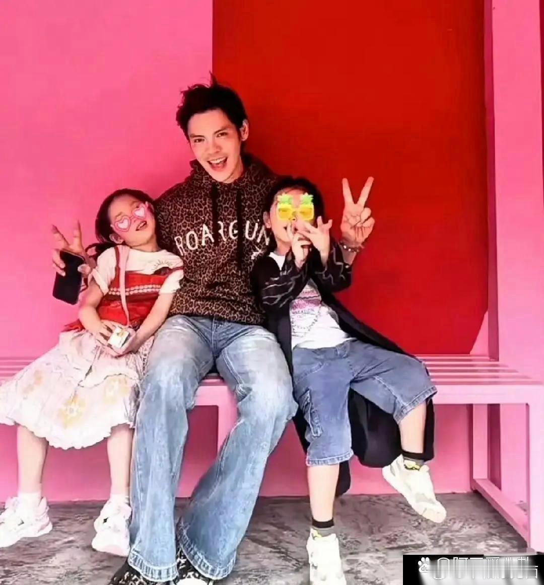 向佐发了张一家四口的合照，老婆和俩娃都出镜了，两个孩子个子长得好快，小儿子留的长