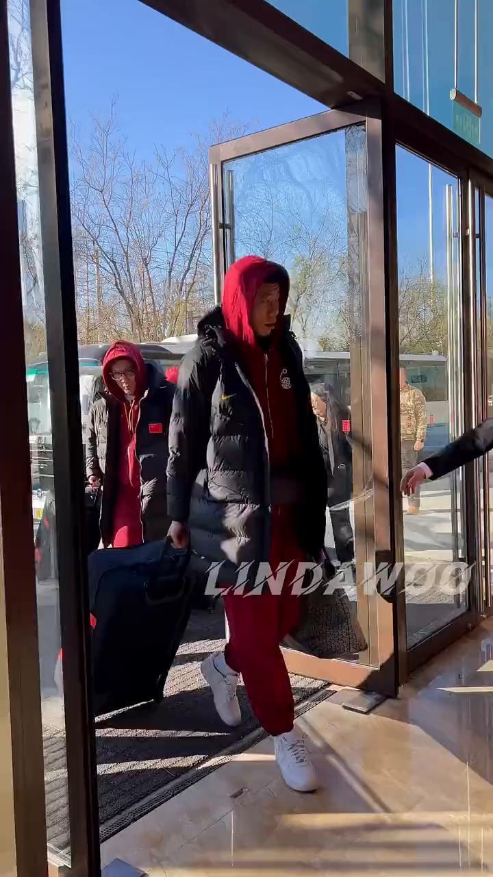 经过数小时的飞行，中国男篮于下午5点左右抵达韩国，为世预赛第二场做好准备。与离开