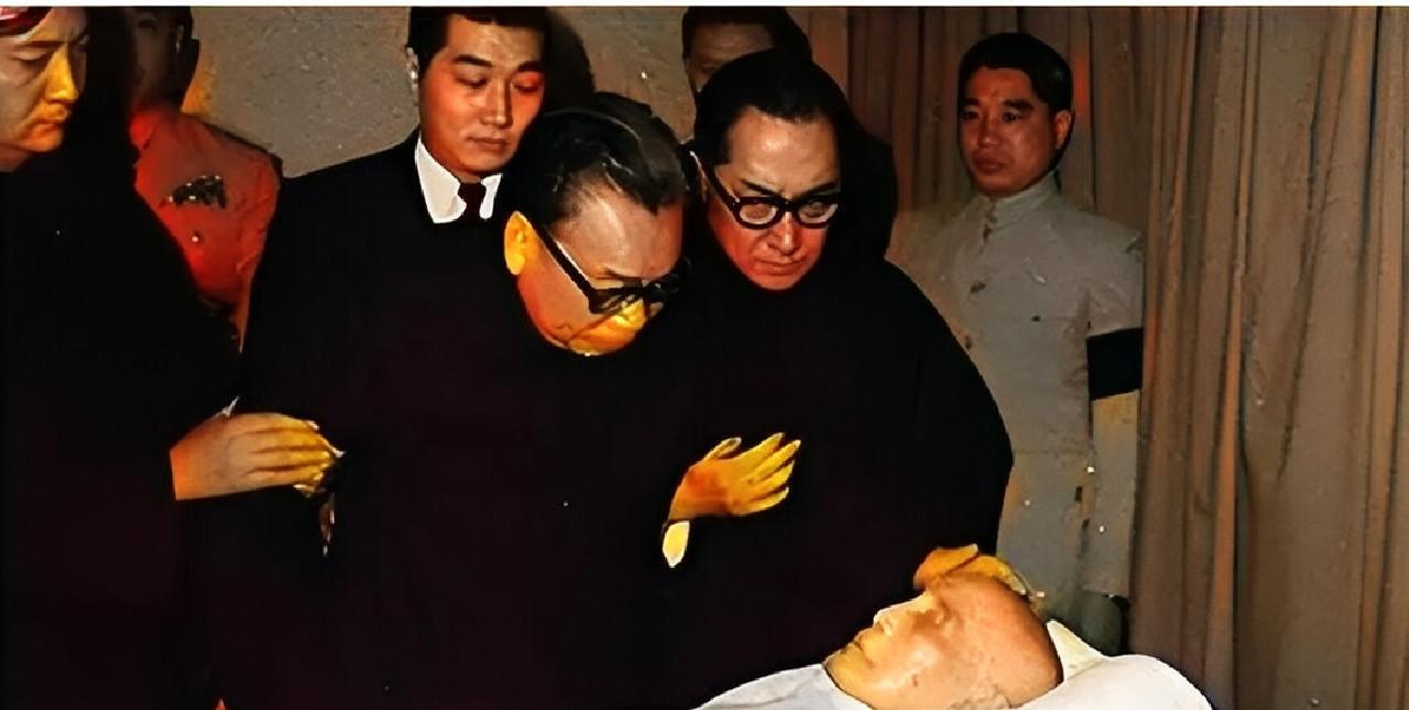 1975年，逃亡台湾的蒋介石因病而去世，入殓时身上穿了7条裤子，毛主席得知后就说