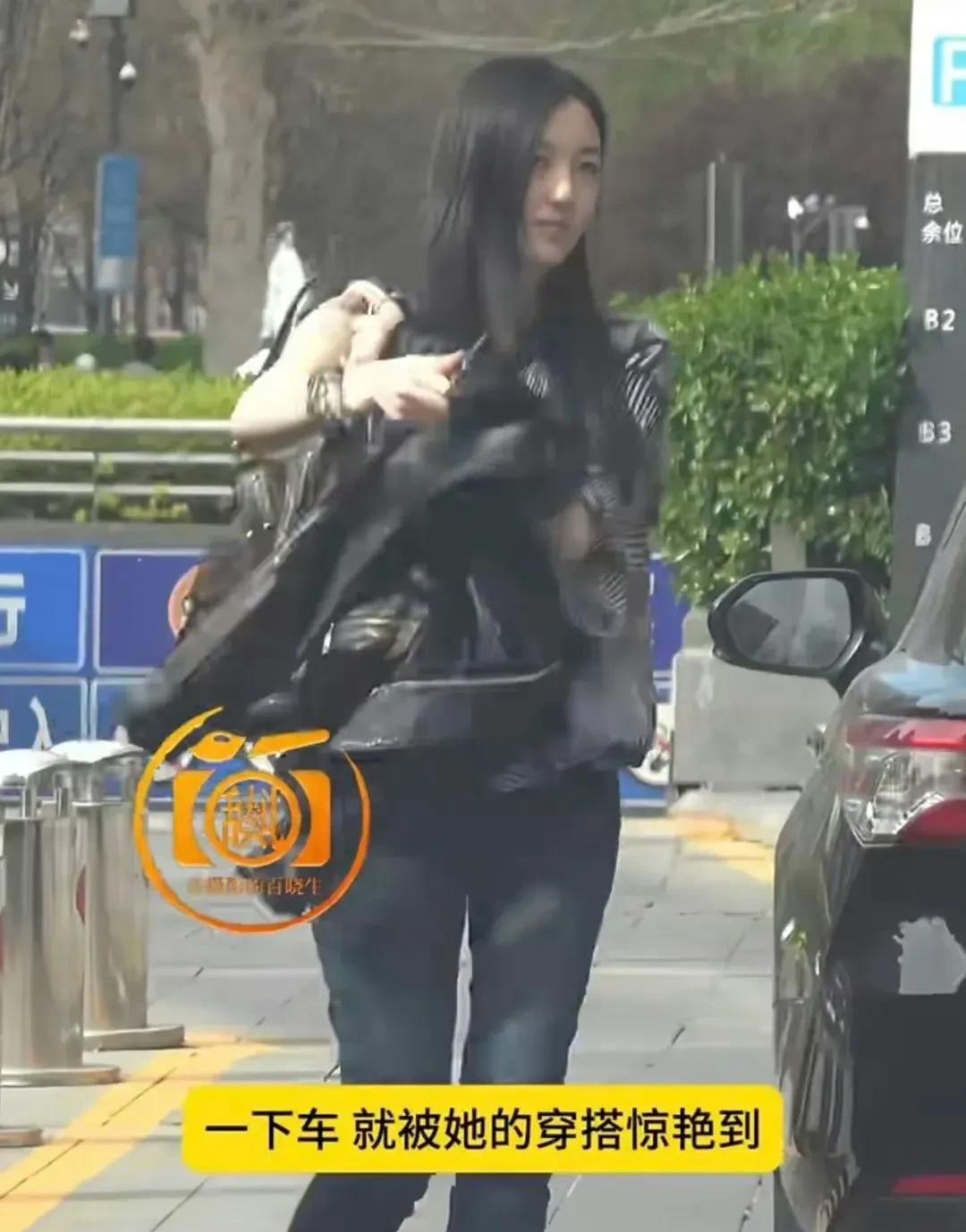 王菲19岁女儿李嫣最近的照片杀疯了！全网都在刷屏讨论，这姑娘现在也太绝了吧！想