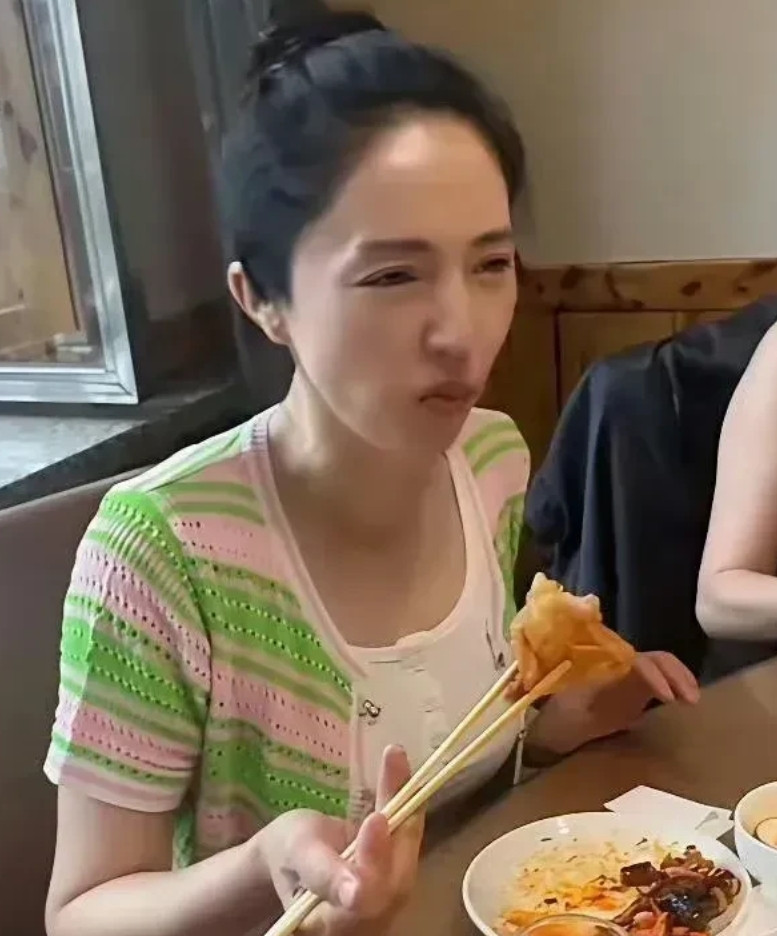 当年做梦都想娶回家的女神，居然这么老了。不知道得伤了多少中年大叔的心。[捂脸
