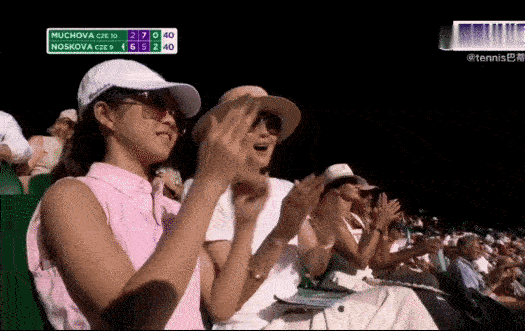 国际章太有排面了吧[捂脸哭]带10女儿醒醒和4岁儿子低调现身温网看女单决赛，被直