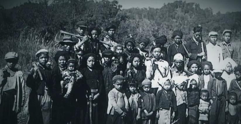 1956年，中国人民解放军在云南边境进行勘察的时候，突然发现了一群光着脚、穿着原