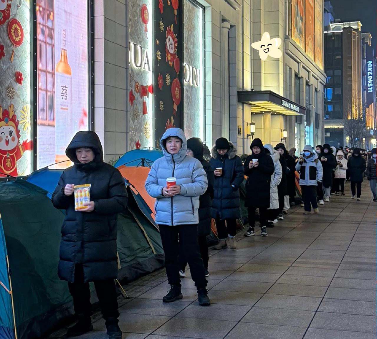 🔥上海南京东路疯了！-1℃寒夜，数百人搭帐篷、裹棉被、全身贴满暖宝宝，提前18