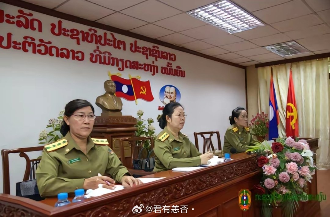 老挝公安部会议室里的丰威汉雕像，后边还有马列像老挝是世界五个社会主义国家之一。