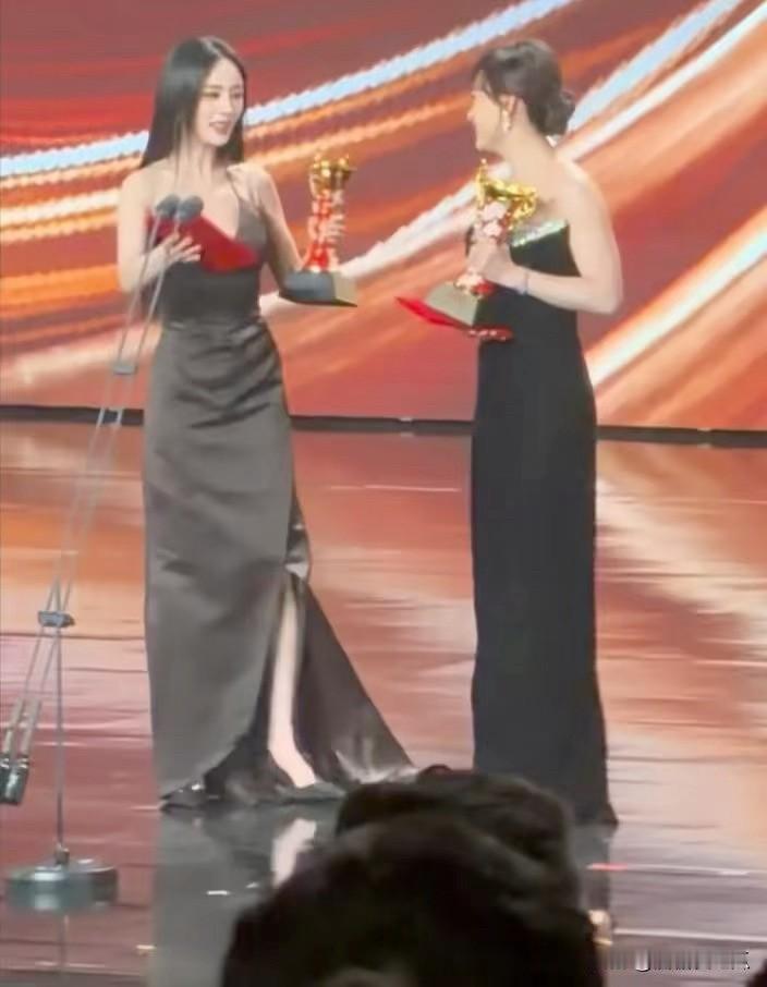 杨幂大步向孙俪走去孙俪有向后退一步的趋势，后来才礼貌的回抱杨幂，这个过程杨幂是