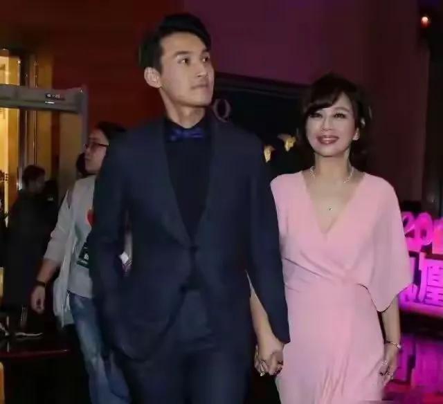 一对幸福满满的姐弟恋。两人相差8岁，已经结婚12年了，没有子女，但是看两人一脸的