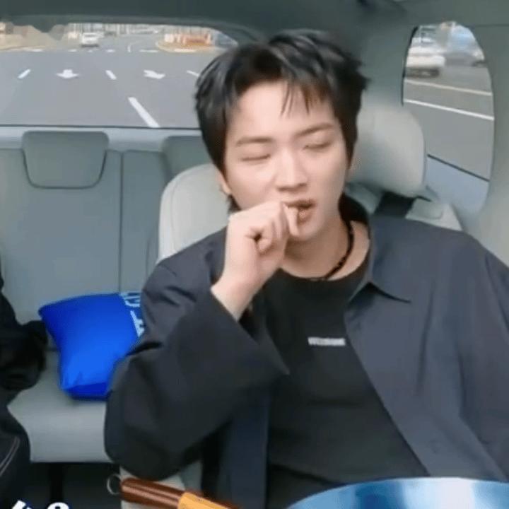 张宸逍夸王鹤棣吴泽林捂耳朵可以这么说，湖南卫视主持人吴泽林，没有主持人证书细品