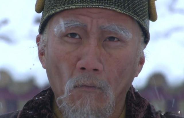 洪武二十五年，太子朱标突然离世。朱元璋把朱标的支持者蓝玉剥皮实草，灭三族，并牵连