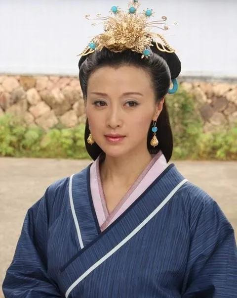 一天夜里，刘邦正准备宠幸一个妃子却发现对方“年老色衰”，兴致全无，于是转身就走。