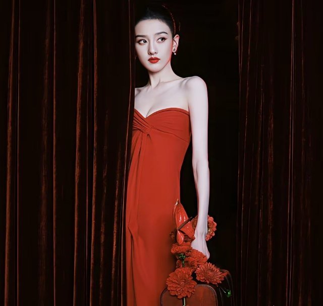 165cm不到80斤！这还是宋祖儿吗？昨天她一身红裙亮相，现场生图真的惊到网友了