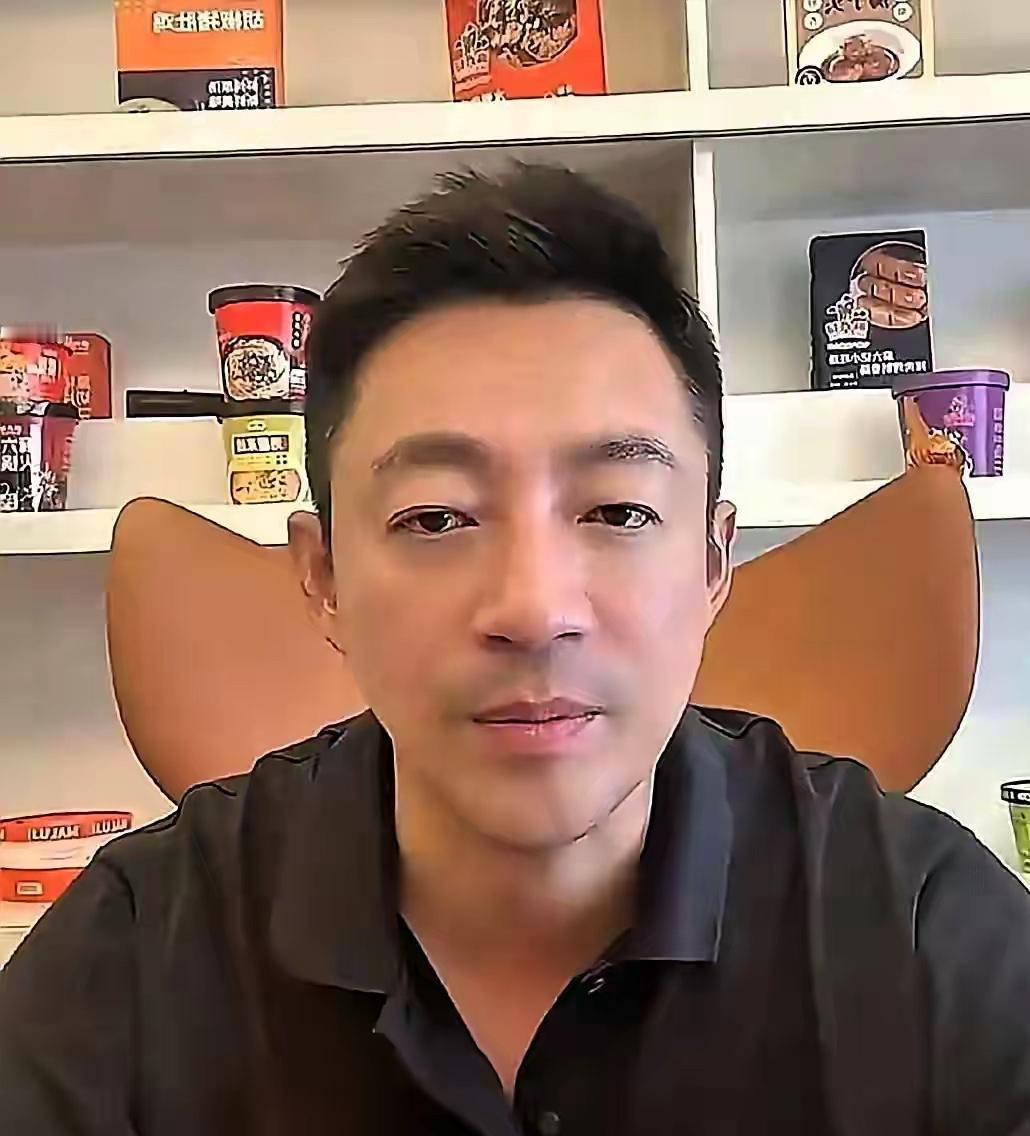 现在看看小菲的生活状态，终于知道，他为什么对直播那么执着了。因为直播麻六记成功了