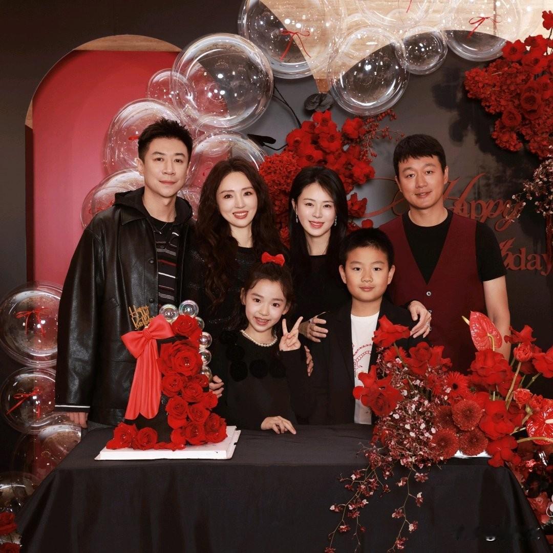 董璇佟大为两家同框！小酒窝与佟大为儿子青梅竹马，画面太治愈最近董璇和佟大为