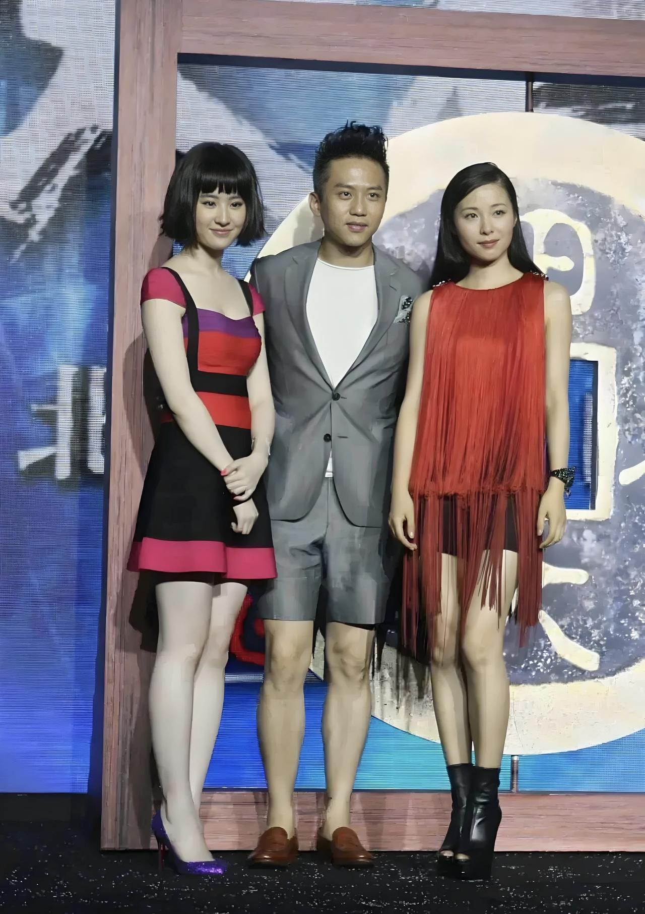 2012年，邓超、刘亦菲、江一燕在电影《四大名捕》北京首映发布会上的合影。难