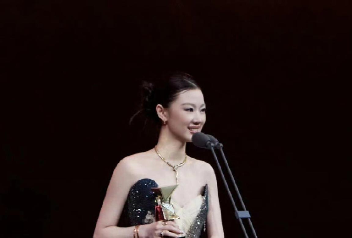 易烊千玺和单依纯双顶流恋情，昨晚娱乐新闻热搜第一的是，有娱乐博主爆料双顶流，一演