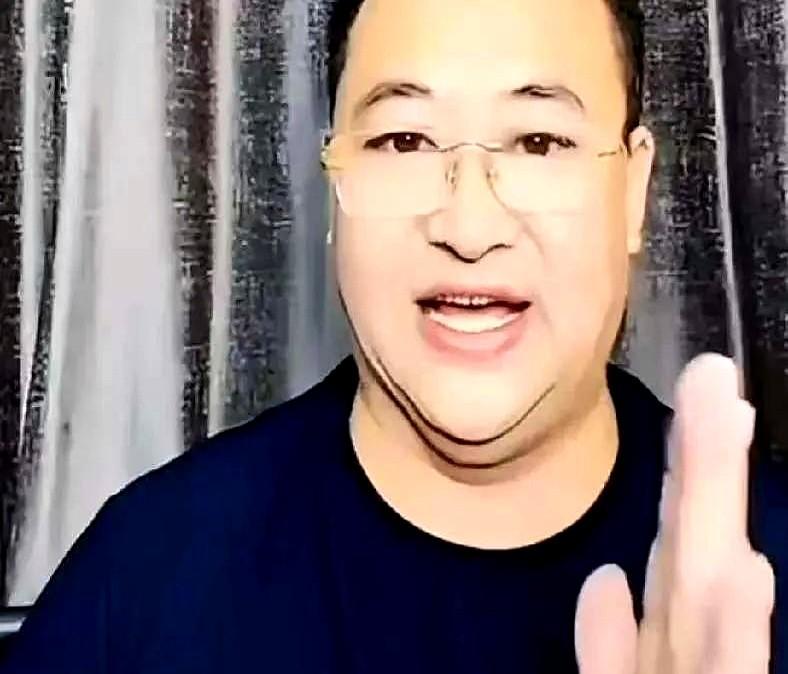 “不生，以后可能生不了。”医生一句话，她咬牙怀了。公婆先反对，后沉默。孩子落地，