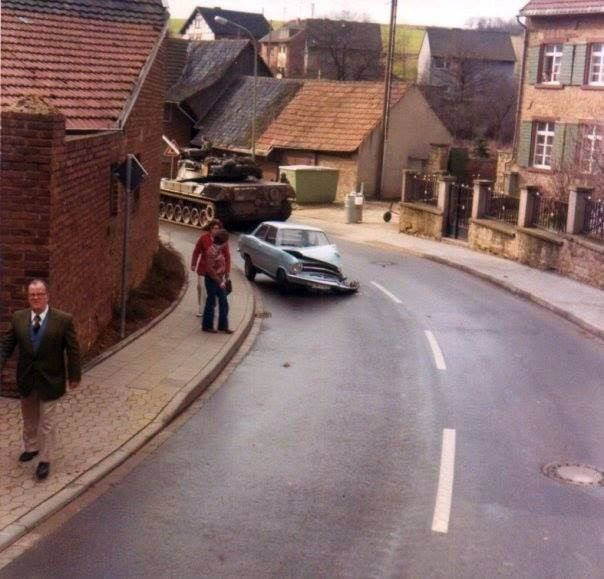 小轿车对阵豹1坦克