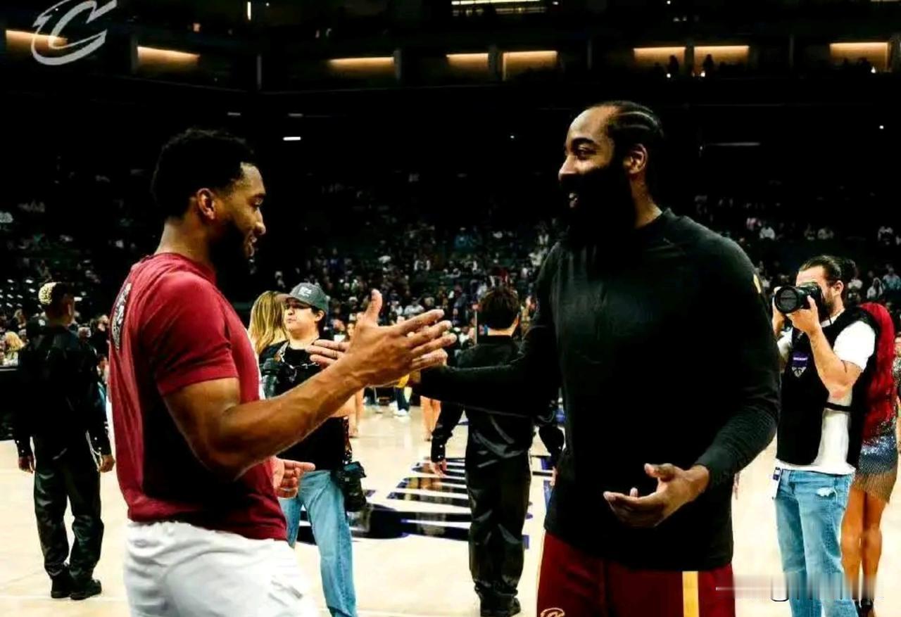 我觉得原因有好几种吧，第1个哈登这个年龄了确实是不太受待见，第2个哈登在整个联盟