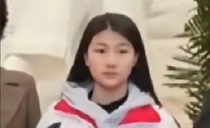 “别人家的孩子”又升级了。​毛甜懿就读北京某重点实验班，稳居年级前几，手握英