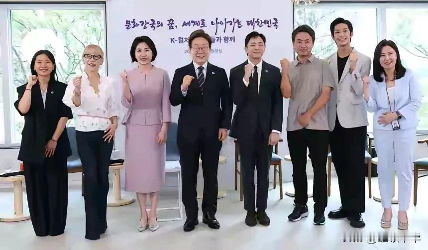 这样的站位很不合适，将韩国第一夫人置于何地，既是摄影者的失误也是被邀请一起拍照者