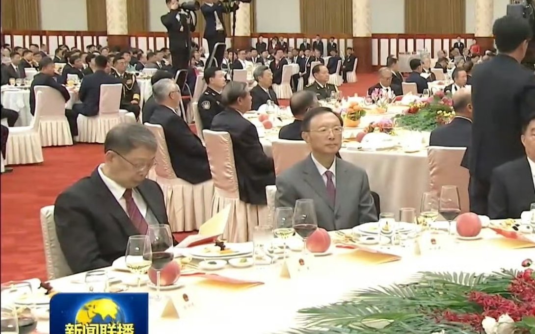 杨主任参加国庆招待会，突然想起他当年说的那句话：“你们没有资格在中国面前说，你们