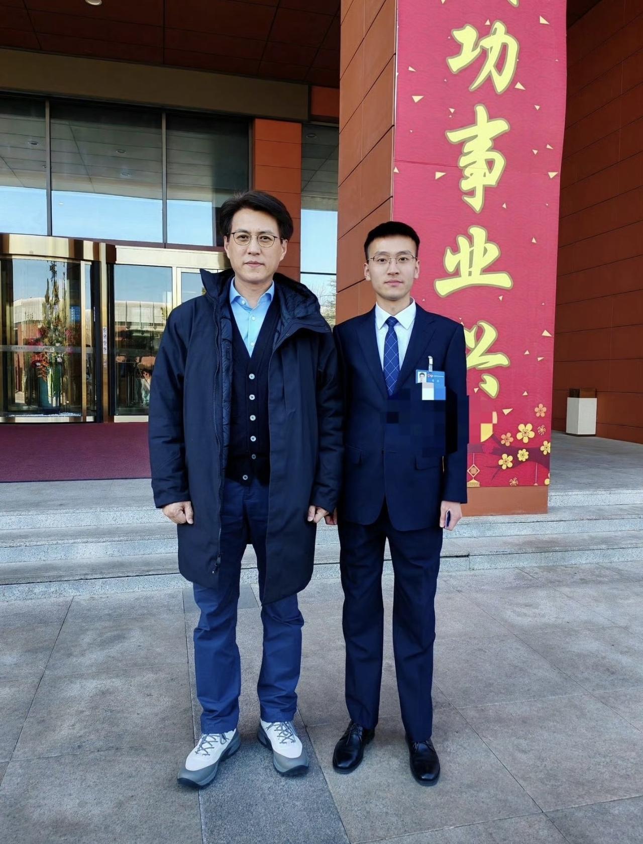 哈哈哈哈，你别说哈！靳东的头确实是挺大，幸亏长得帅，不会觉得是缺点！娱乐圈有