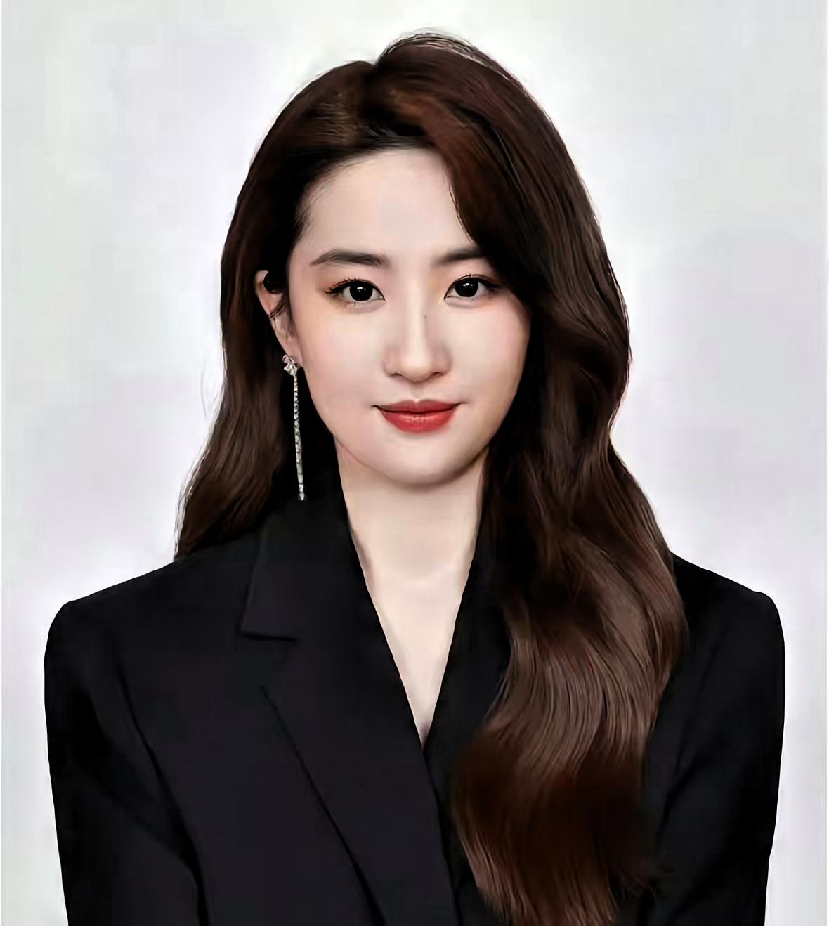 一觉睡醒，全中国人民都知道了，38岁刘亦菲，居然给电影《阳光俱乐部》做了宣