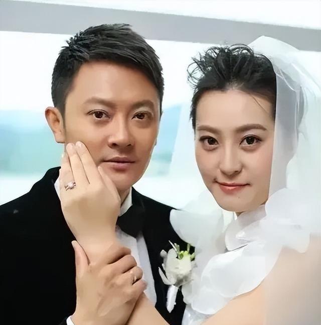 2015年，印小天花了400万迎娶了妻子哈琳娜，可是孩子出生后，他却发现妻子除了