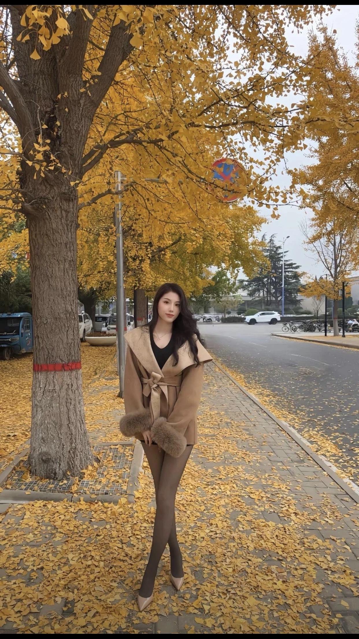 你认为最有气质的美女是谁秋日漫步，落叶飘零，时尚穿搭，尽显优雅。