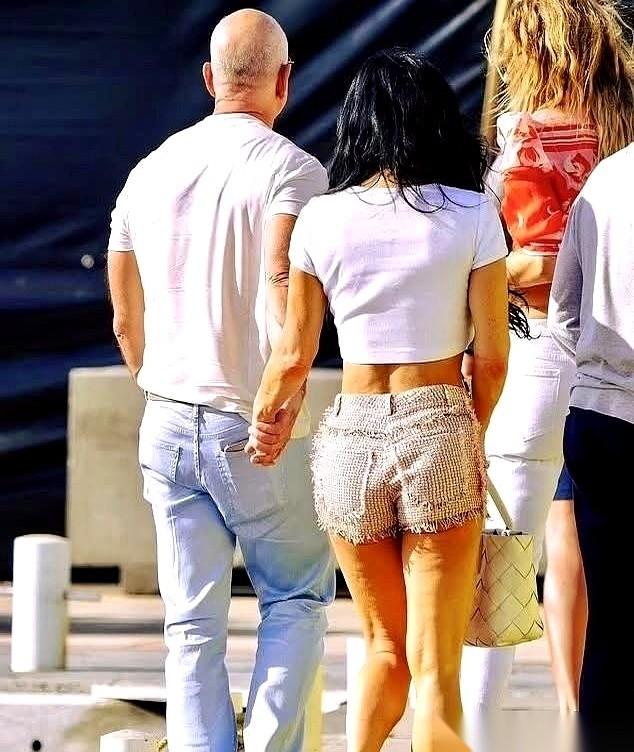 一个身价万亿的男人，每天雷打不动地，陪一个54岁的女人喝咖啡。还要送她上太空。