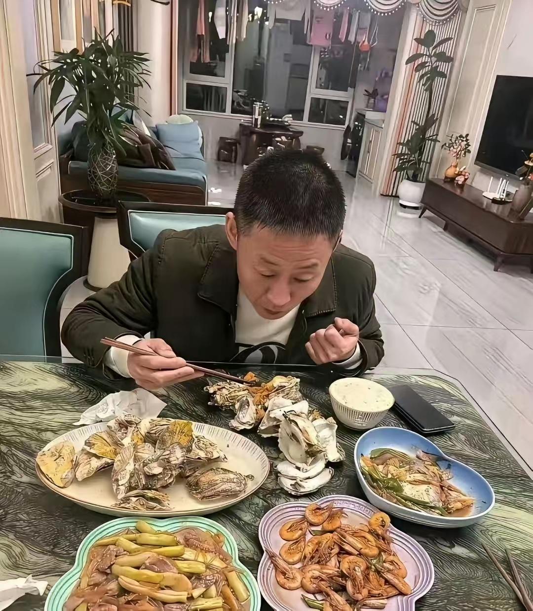 这桌菜上三百了吧？