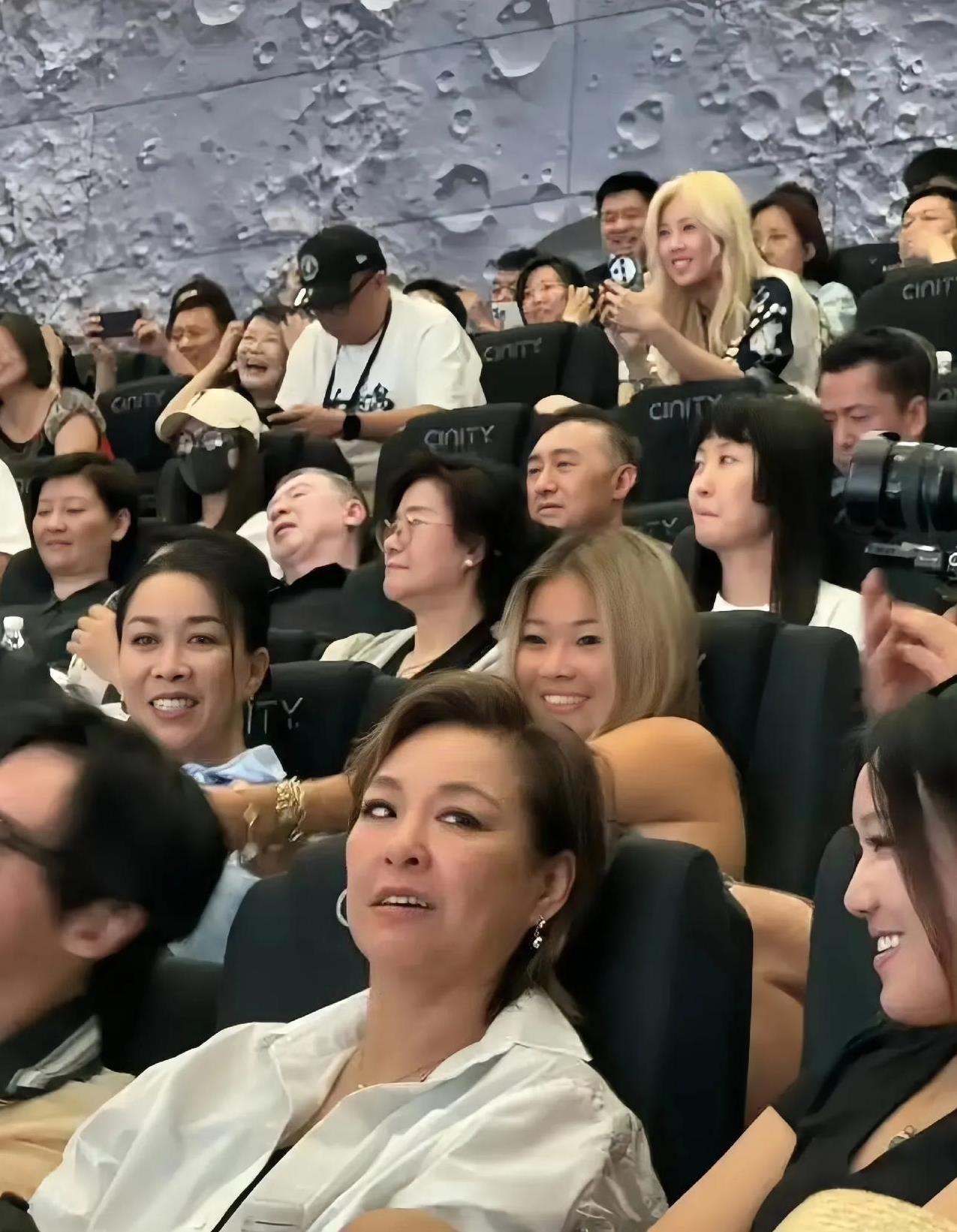那英的女儿与她简直如出一辙，母女俩都散发着独特的个性魅力和洒脱气质，这样强大的气