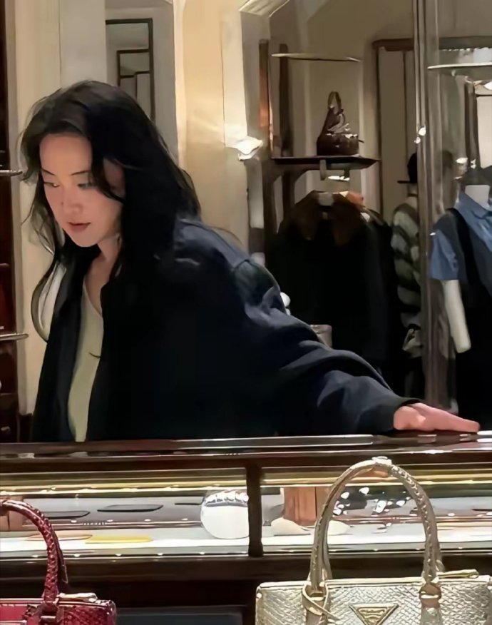 现在的贾玲已经不像从前那么简单了，圈层也不一样了。以前混的是各大综艺，和沈腾搭档