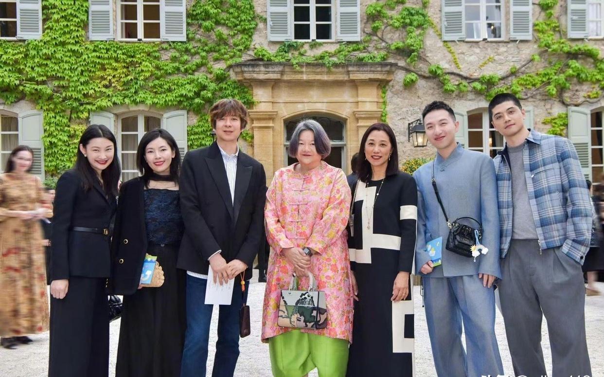 64岁的洪晃这粉绿搭配的服装一般人真驾驭不了，但洪晃就是洪晃，女人的安全感建立在