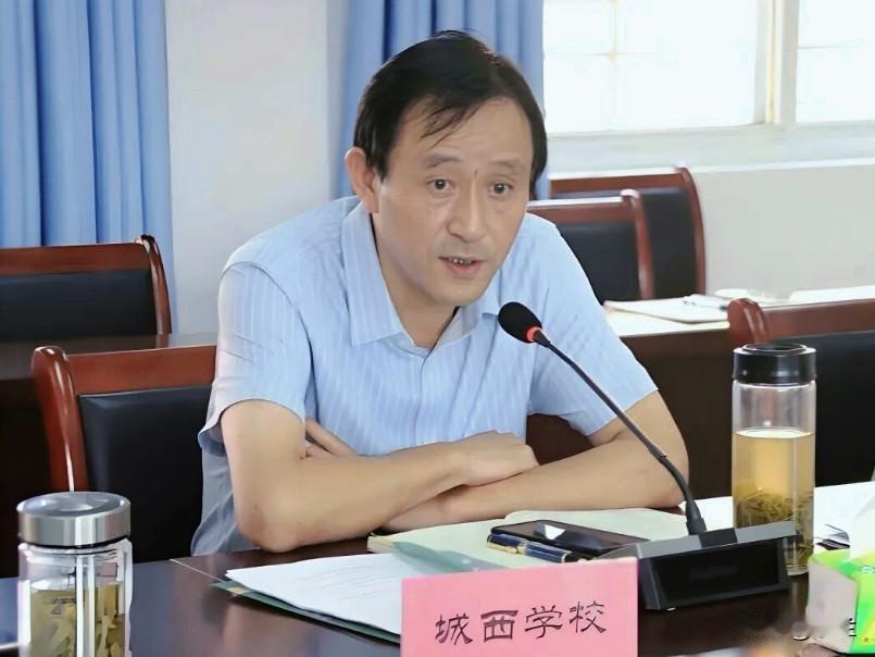 最近安徽省宁国市的朱建波上了热搜他在宁国市的教育行业深耕多年从1993年师范