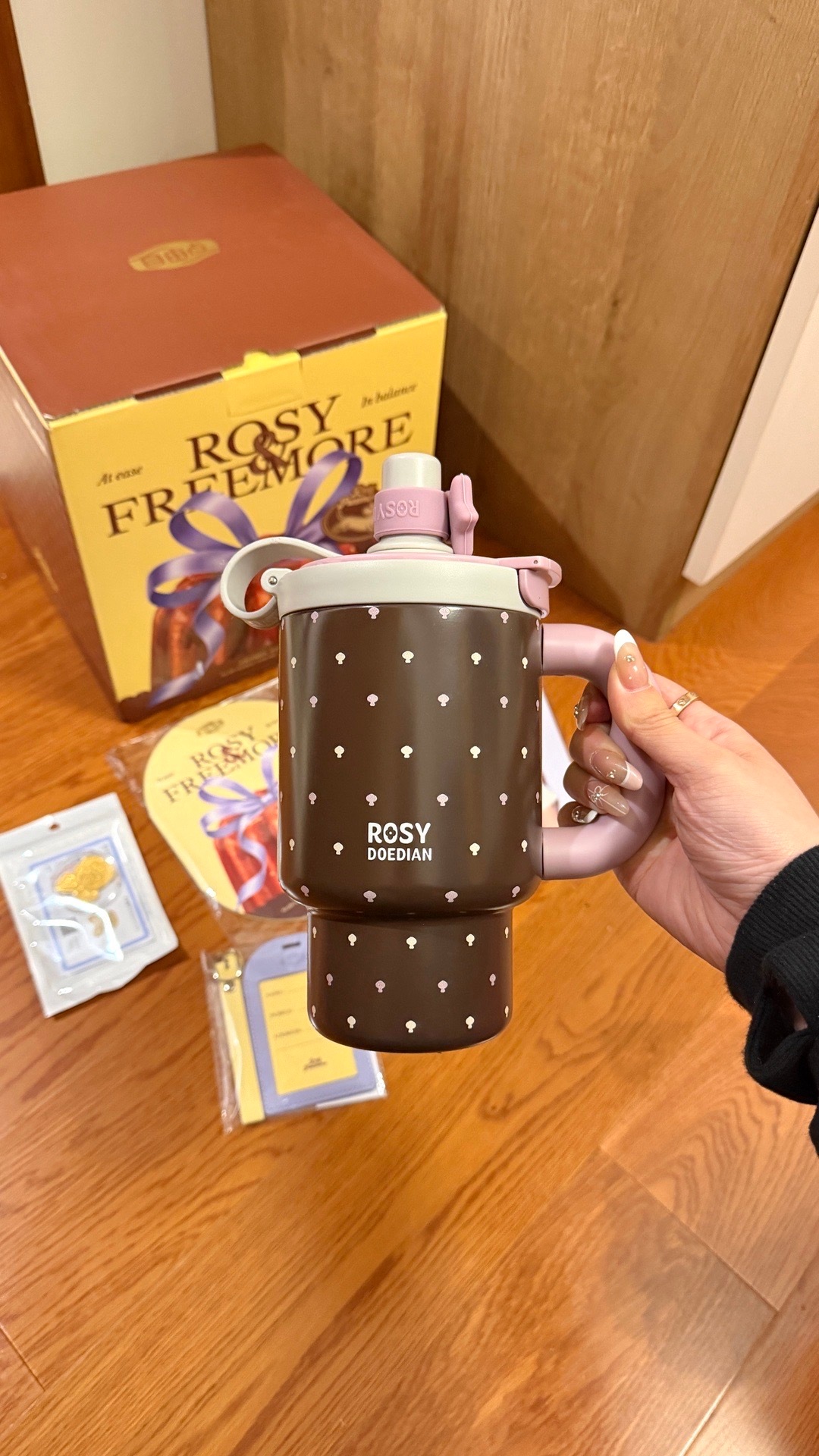 天呐好漂亮的杯子嘿嘿，咸鱼遇到超级好的卖家，还送了我迪士尼挂件！太大方了