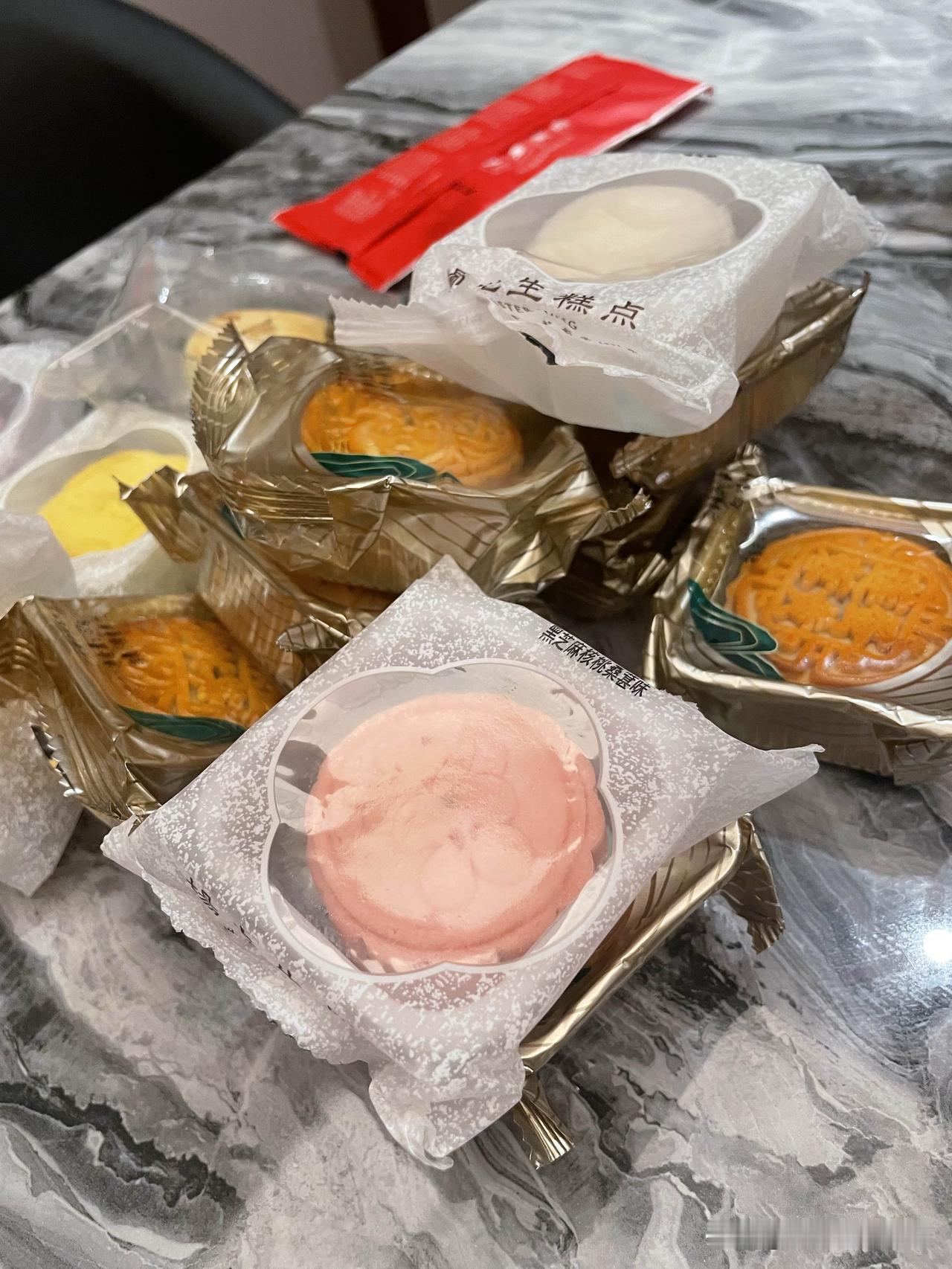 朋友们中秋节快乐！大家都吃月饼了吗？我也应应景今天吃了几个口味的月饼，女儿拆